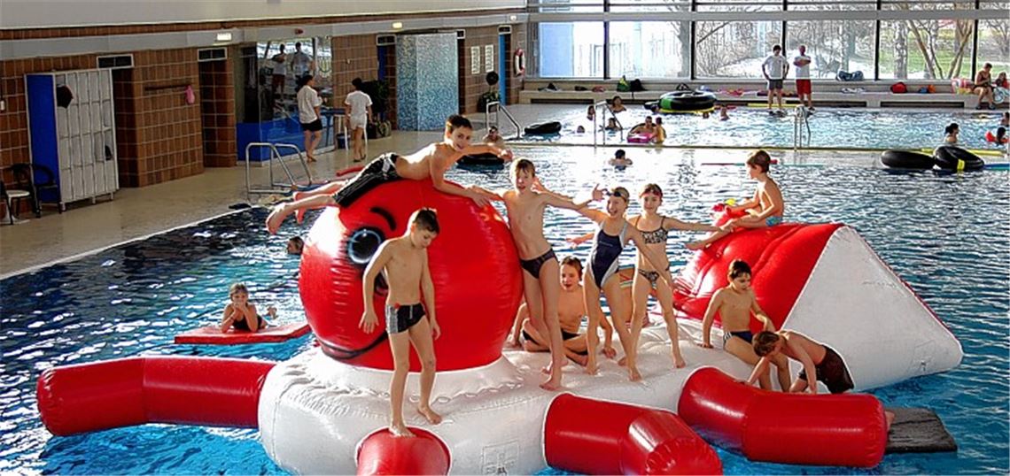 Im Hallenbad herrscht immer Betrieb – nicht nur bei Spielenachmittagen wie im Jahr 2007.Archivfoto: Kollros