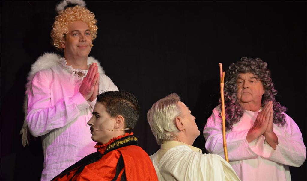 Im Himmel herrscht Langeweile, obwohl die Engel (v. li.: Fabien Reneaux und Karl Hähnle) nach Kräften versuchen, den Teufel (Jannik Leger) und Gott (Hans-Peter Schmid) aufzuheitern. Fotos: Bischoff-Krappel