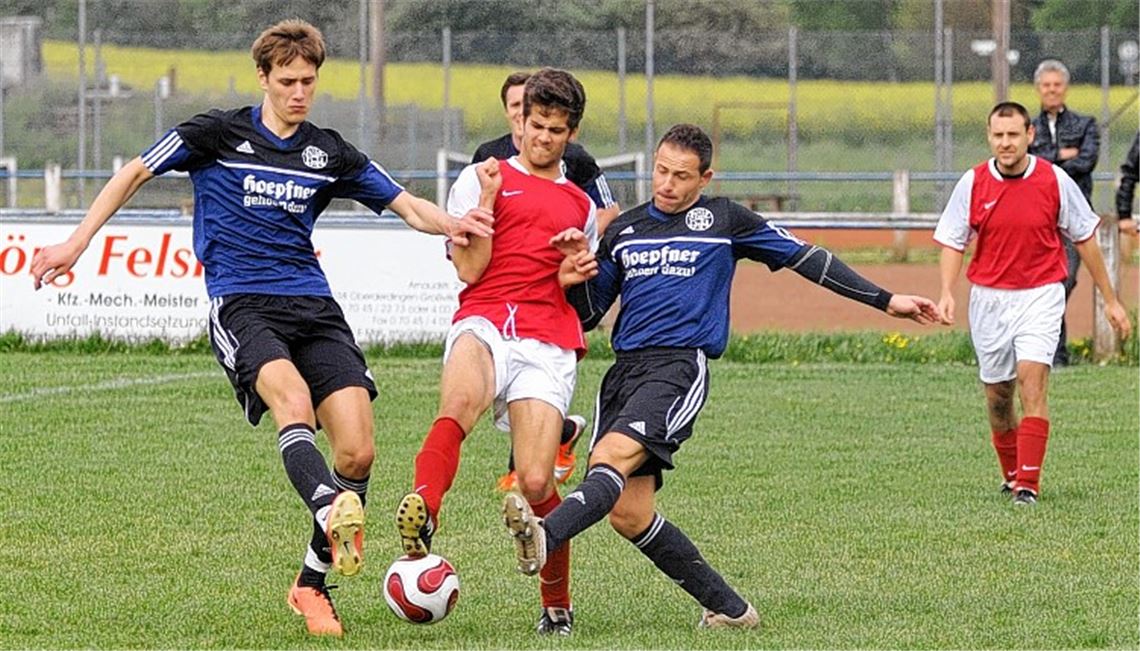 Im Hinspiel hat Aufsteiger 08 Mühlacker (in blau) noch 1:0 gegen Knittlingen gewinnen können. Am jüngsten Spieltag dominiert jedoch die Elf aus der Fauststadt, die einen 3:0-Sieg feiert. 