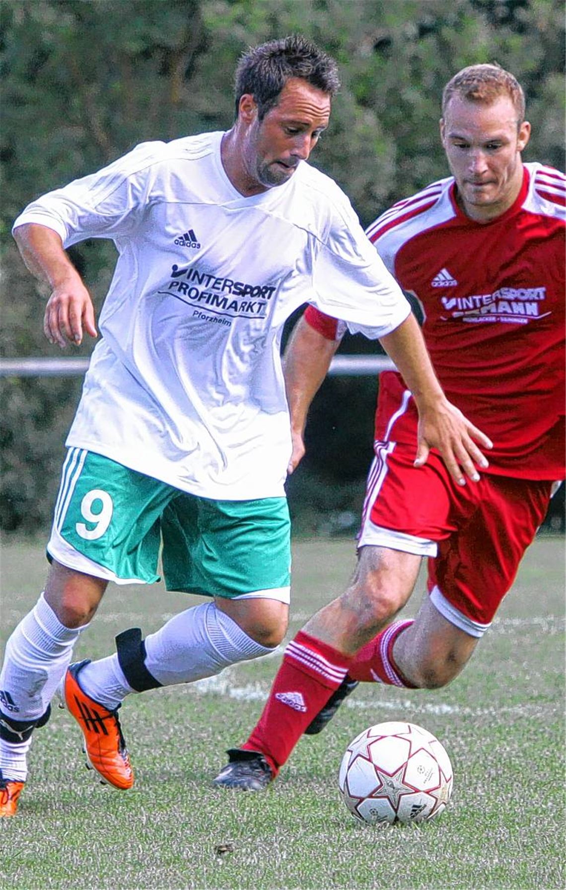 Im Hinspiel hat Oliver Christian (li., gegen Dimo Schöttle) das 2:1 selbst geschossen, den Treffer zum 3:1-Endstand für seinen Bruder Dennis vorbereitet. Diesmal muss Sternenfels ohne den Dribbler gegen Großglattbach bestehen, der noch eine Rotsperre absitzt. Foto: Eigner