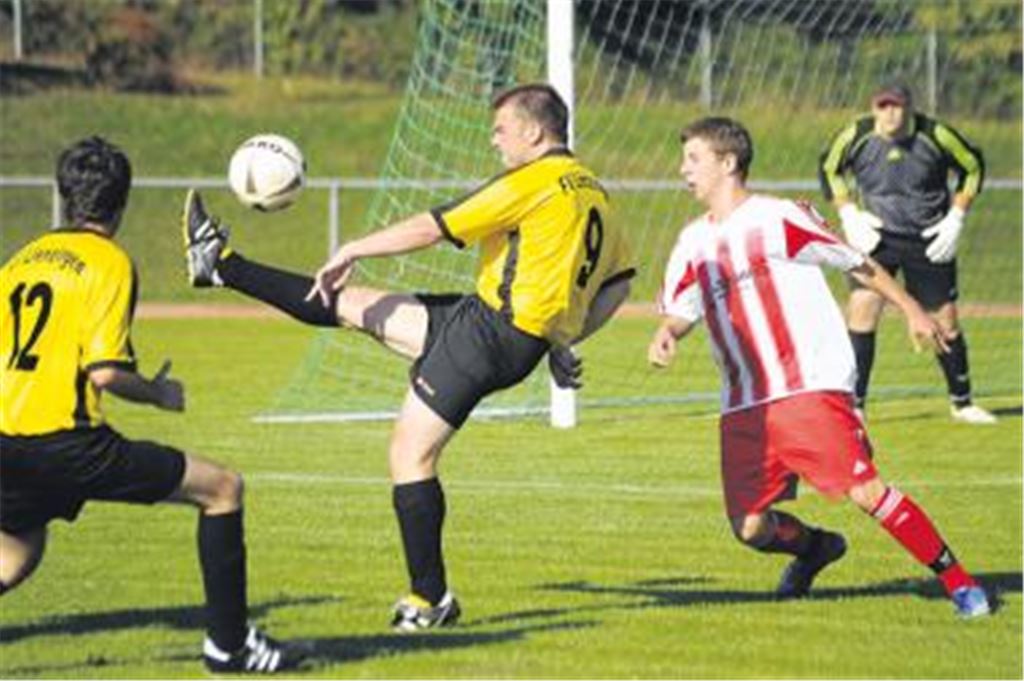 Im Hinspiel musste sich der FV Lienzingen (in Gelb) gegen die Maulbronner ganz schön strecken. Am Sonntag steht nun das Rückspiel in Lienzingen auf dem Spielplan. Foto: Fotomoment