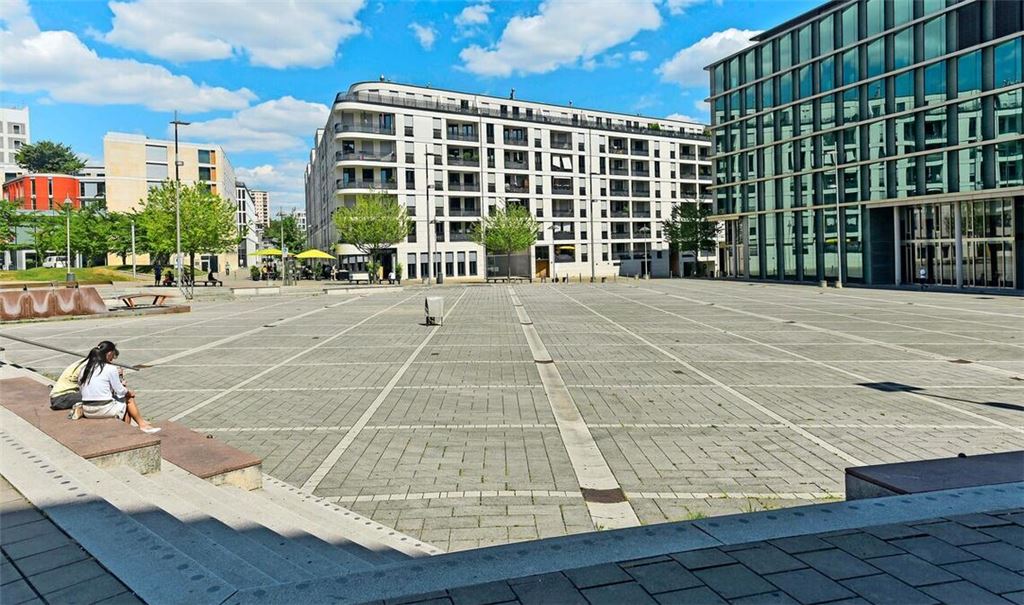 Im Hochsommer ist der Pariser Platz ein Ort mit wenig Schatten.