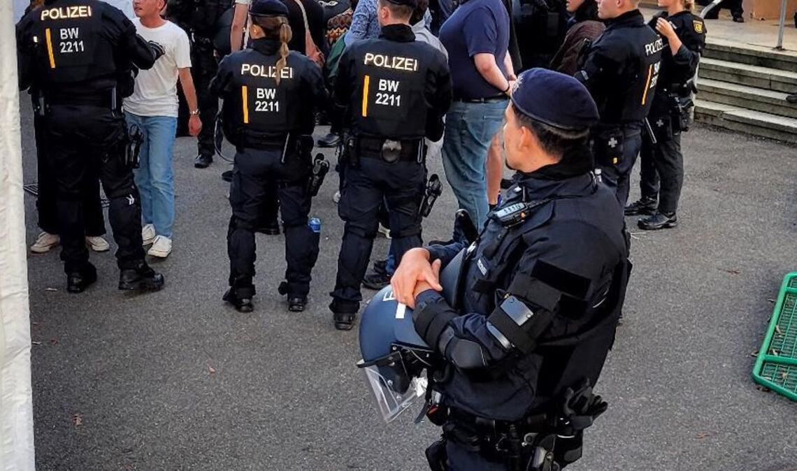 Im Hof vor der Halle hat die Polizei einige Störer festgesetzt.