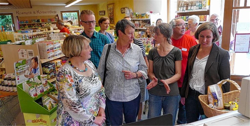 Bundesministerin macht sich ein Bild im Bioladen