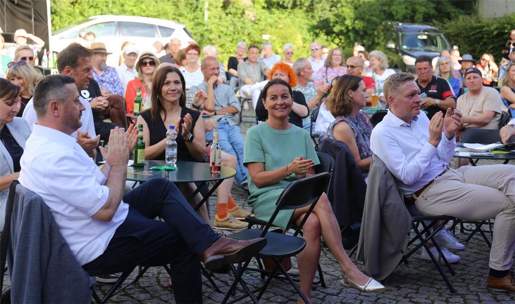 Im Innenhof der Nagolder Seminarturnhalle wird der Kultursommer im Beisein von Sponsoren, Bürgermeistern, Kulturschaffenden und Besuchern offiziell eröffnet. Fotos: Deeg