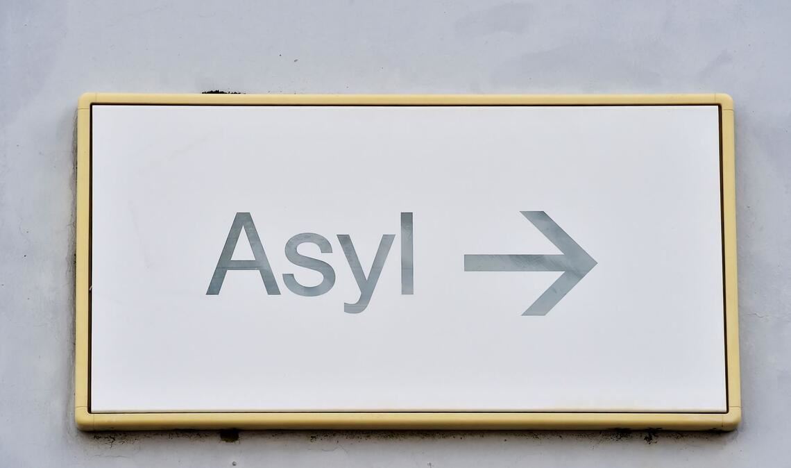 Im Jahr 2025 ist die Zahl der Asylbewerber deutlich zurückgegangen, trotzdem stöhnen die Verwaltungsgerichte im Südwesten unter etlichen Asylverfahren.