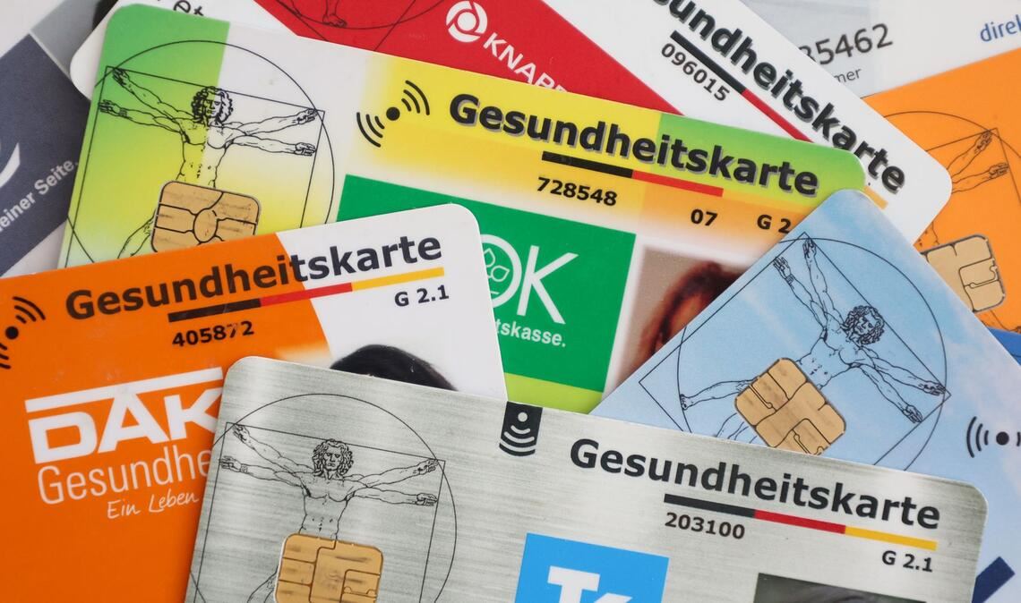 Im Jahr 2025 standen bei den gesetzlichen Krankenkassen Einnahmen von 355,9 Milliarden Euro Ausgaben von 352,4 Milliarden Euro gegenüber. (Symbolbild)