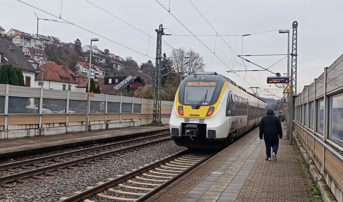 Im Jahr 2026 soll der Bahnhaltepunkt in Enzberg umgebaut werden. Das sorgt nicht überall für Begeisterung. Foto: Deeg