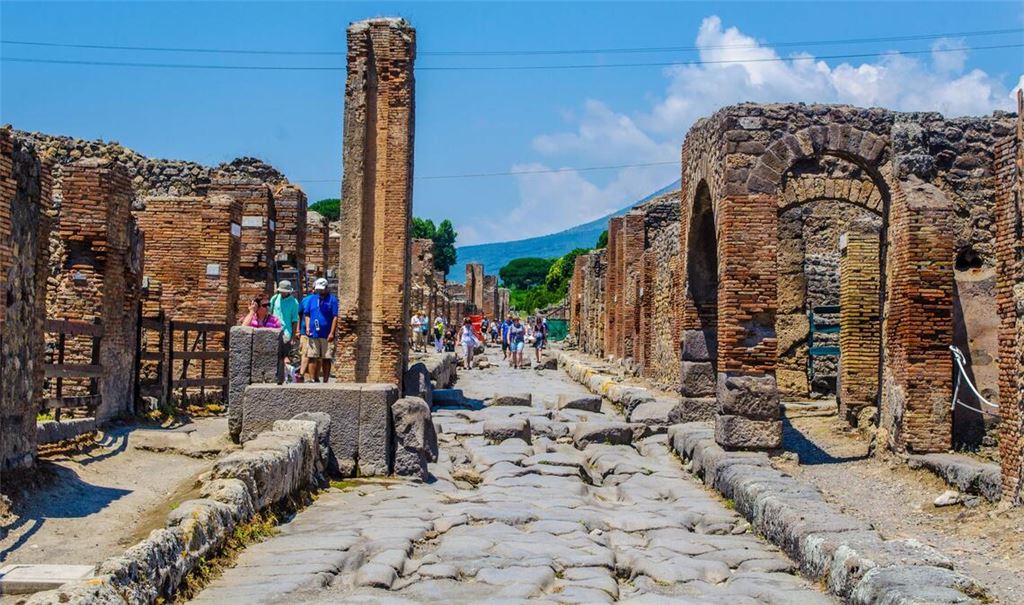 Im Jahr 79 n. Chr. brach der Vesuv aus und verschüttete das römische Pompeji und viele weitere Orte und Villen in seiner Umgebung.