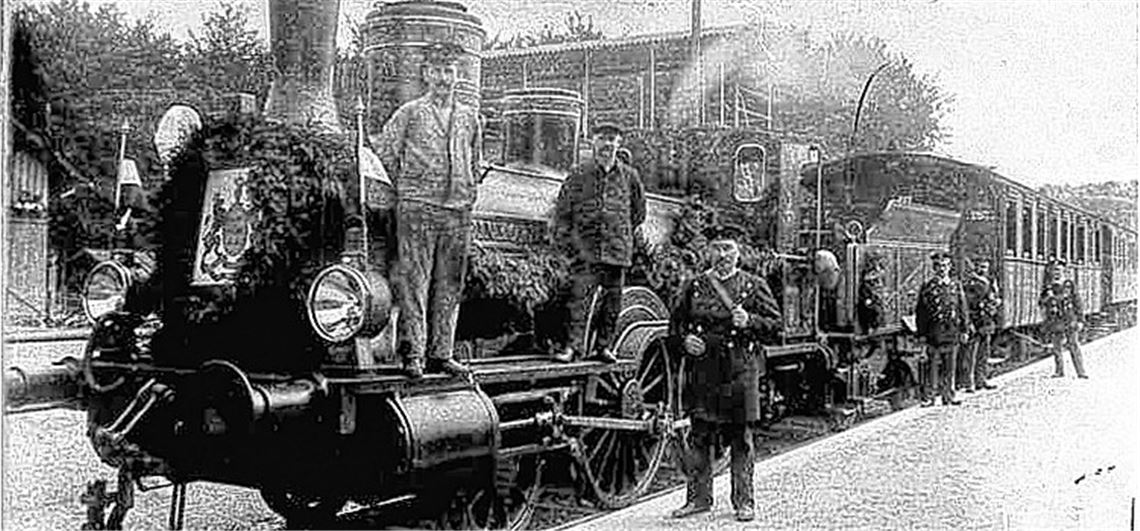 Im Jahr der Fertigstellung des Bahnhofs in Maulbronn sowie der Nebenstrecke wird trotz des Ausbruchs des Ersten Weltkriegs eine Eröffnungsfahrt unternommen, nur die Feierlichkeiten müssen ausfallen. 