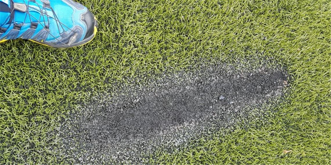 Brandloch im Phönix-Kunstrasen