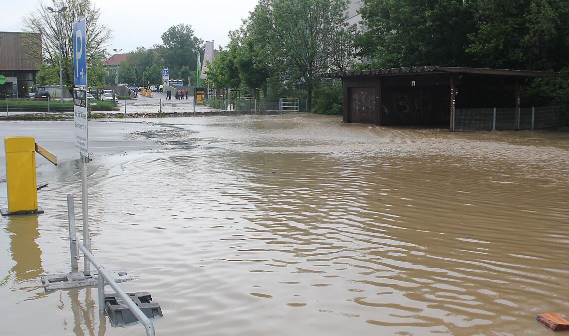 Im Juni 2013 tritt mitten in der Innenstadt der Erlenbach über die Ufer. Foto: Archiv