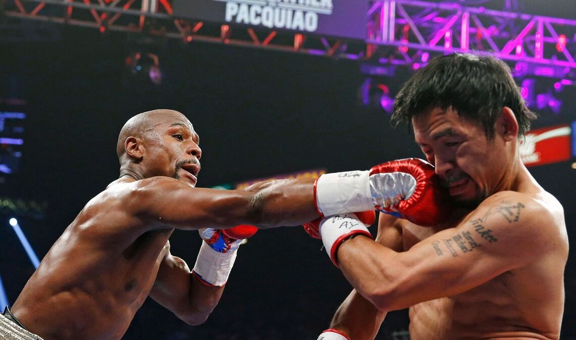 Im Juni 2015 flogen erstmals die Fäuste zwischen Floyd Mayweather (l) und Manny Pacquiao. (Archivbild)