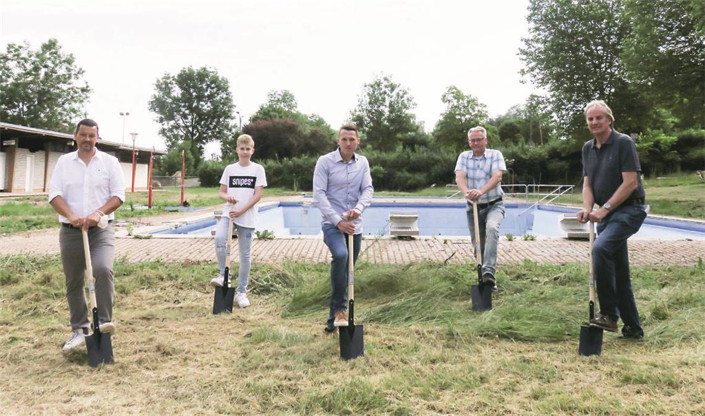 Im Juni 2021 fand der Spatenstich für den Umbau des Knittlinger Freibads statt, damals noch mit Bürgermeister Heinz-Peter Hopp (re.). Das Millionenprojekt, für das Fördermittel des Bundes flossen, steht nun unmittelbar vor der Fertigstellung. Foto: Archiv