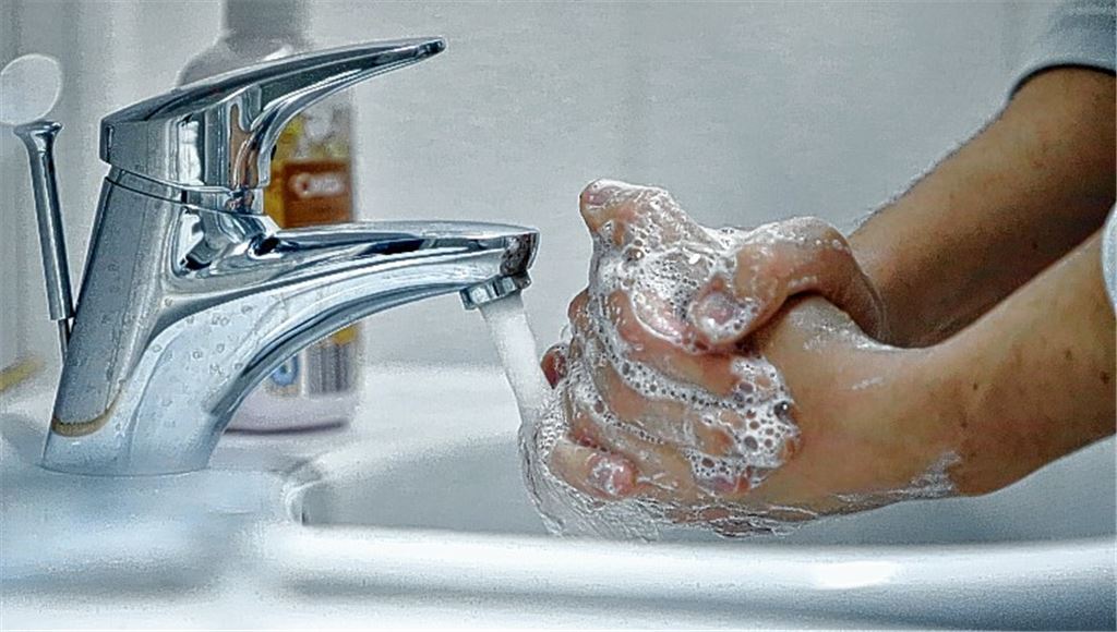 Im Kampf gegen das Virus ist regelmäßiges Händewaschen eine wichtige Waffe – und zwar mindestens eine halbe Minute mit ordentlich Seife. Foto: Huber