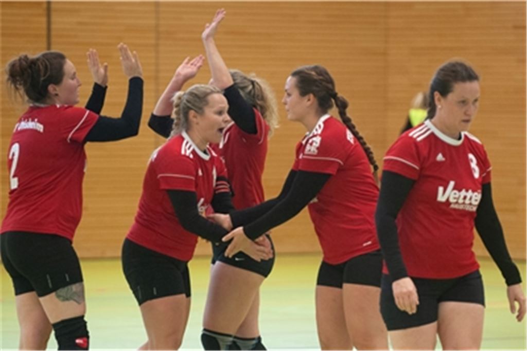 Im Kampf um den Verbleib in der Bundesliga kommt es vor allem auch auf den Zusammenhalt im Team an. Zum Start der Rückrunde müssen die Ötisheimer Faustballerinnen gegen zwei sehr gute Gegner alles aus sich herausholen, Biss zeigen und von der ersten Spielminute an hellwach sein. Archivfoto: Fotomoment