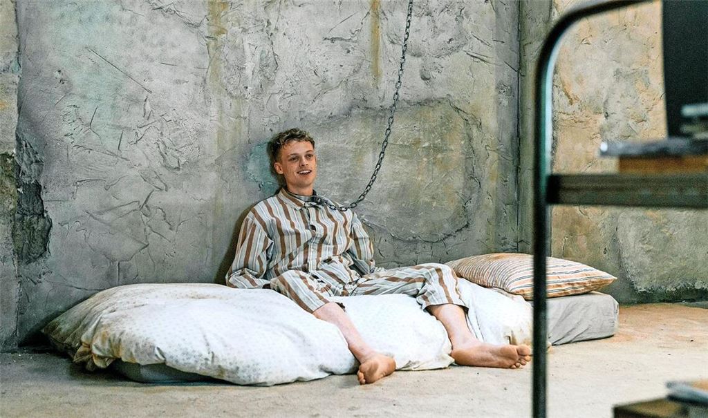 Im Keller in Ketten: Anson Boon als Antiheld Tommy in „Good Boy“.