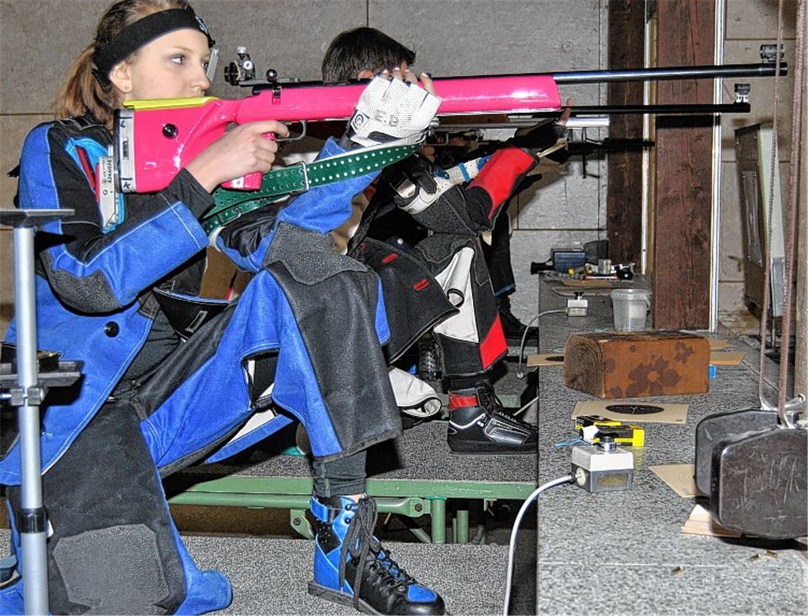 Im Kleinkaliber-Dreistellungskampf holt die Wiernsheimer Schützin Emmiliese Blessing den Titel in der Juniorenklasse B. 