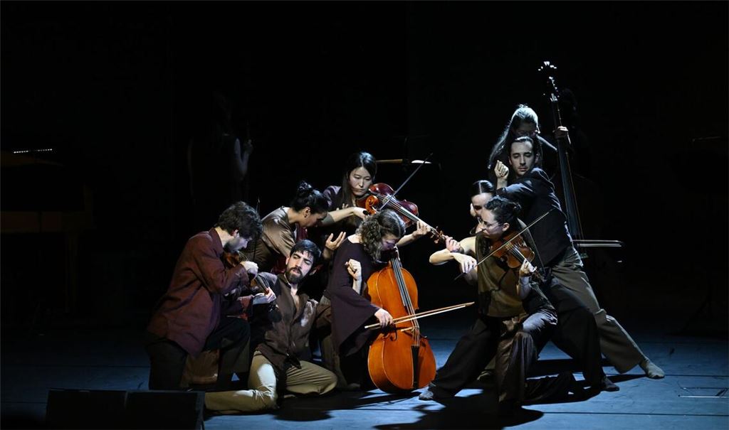 Im Konzert vermischen sich Musiker und Tänzer.