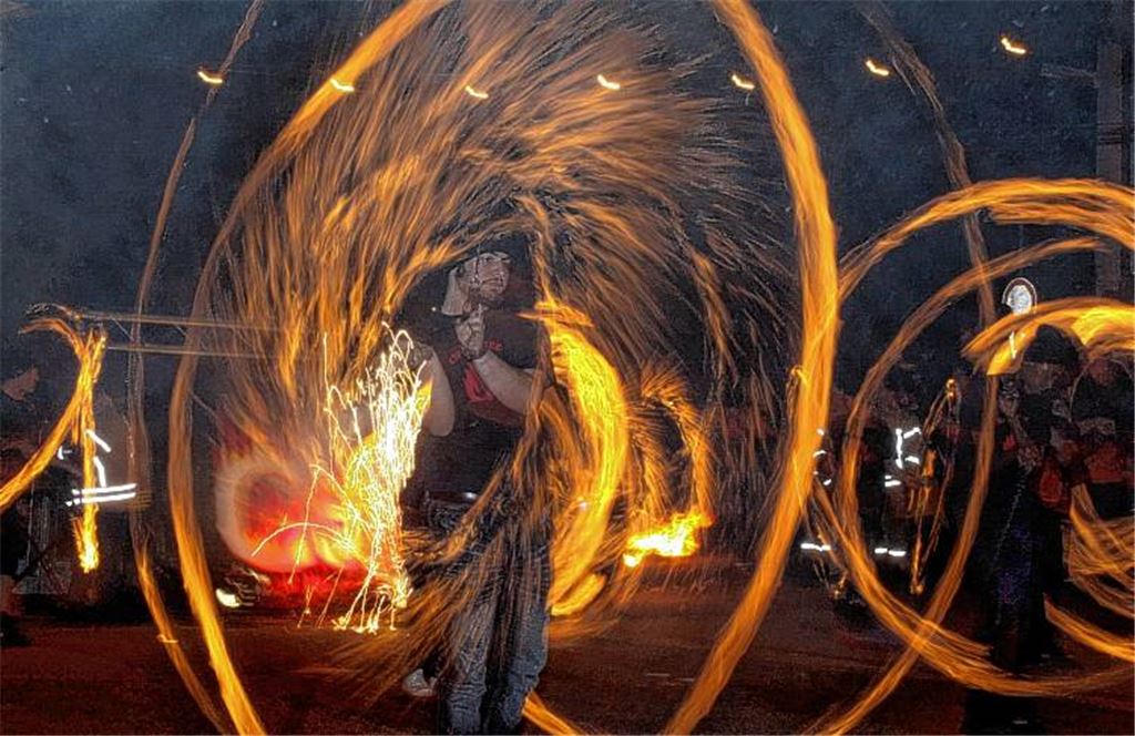 Im Kreis des Feuers: Mit einer heißen Show begeistern 20 Kinder und Jugendliche das Publikum zu nachtschwarzer Zeit mit ihrem „Circus of Fire“. Fotos: Hansen