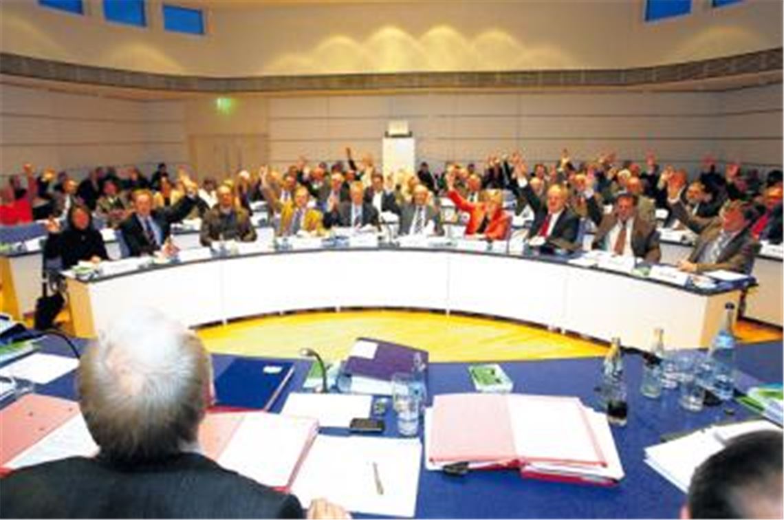 Im Kreise der Kreistagskollegen: Arno Schütterle (vorne, 3. v. li.) bei der Abstimmung über den Haushalt im Dezember 2009. Archivfoto: Kollros