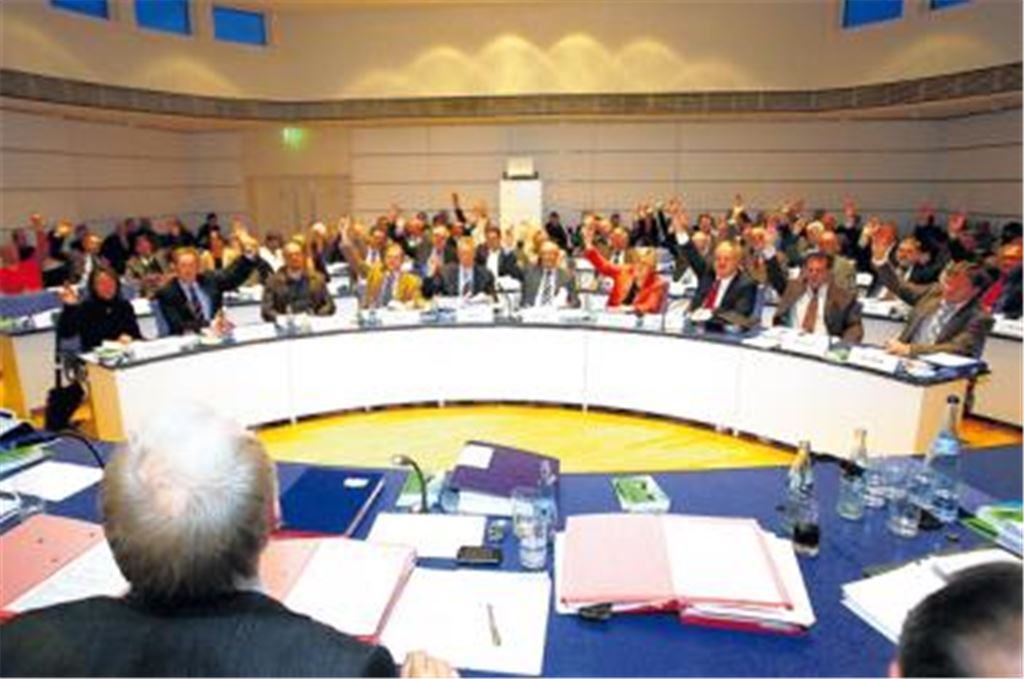 Im Kreise der Kreistagskollegen: Arno Schütterle (vorne, 3. v. li.) bei der Abstimmung über den Haushalt im Dezember 2009. Archivfoto: Kollros