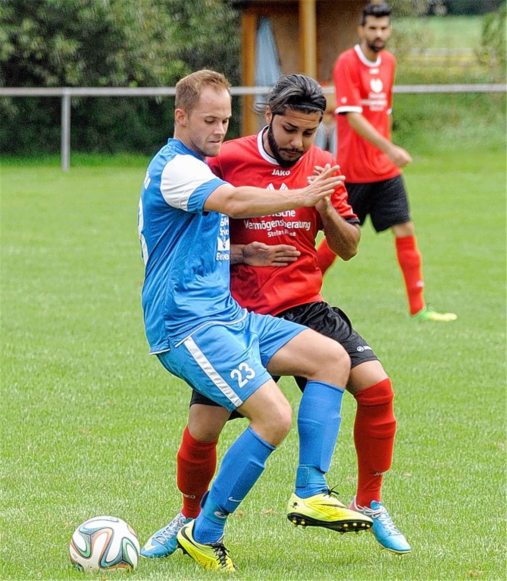 Im Kreispokal konnte der FV Knittlingen (in Blau) die Sportfreunde noch knapp bezwingen, dann folgte gegen Bauschlott das Aus im Elfmeterschießen. Trainer Eberhard Braun (re.) ist aber nicht allzu unglücklich darüber, dass der Pokal für seine Mannschaft abgehakt ist. „Jetzt müssen wir schauen, dass wir gut in die neue Saison starten.“ 