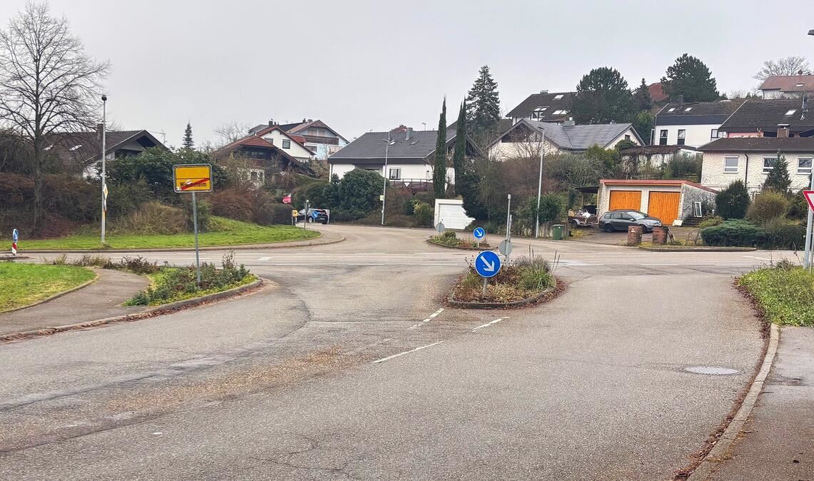 Im Kreuzungsbereich Hindenburgstraße/Weiherstraße in Wiernsheim hat sich am 24. November ein Unfall ereignet, bei dem ein Kind von einem Bus angefahren wurde. Foto: Schüller