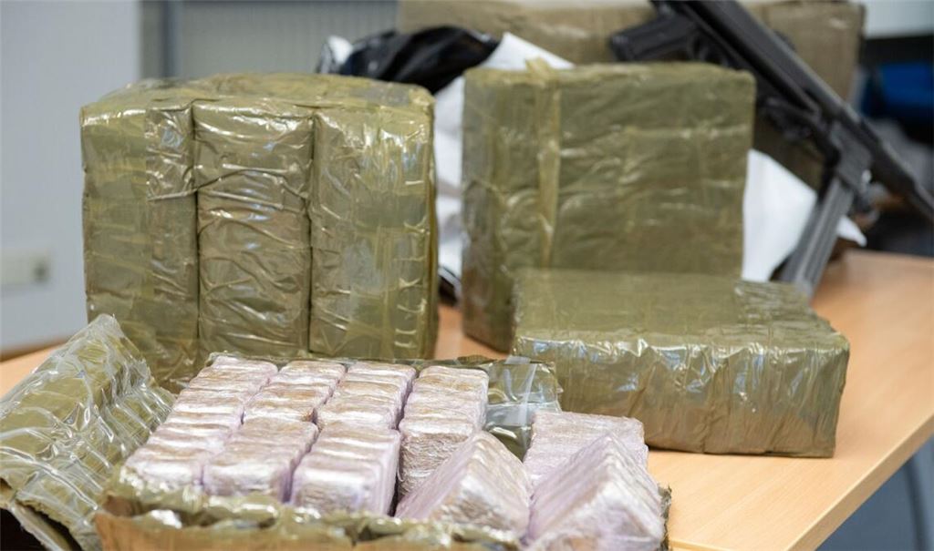 Im Kühlschrank eines mutmaßlichen Drogenschmugglers finden Zollbeamte Haschisch - getarnt als Dubai-Schokolade. (Symbolbild)