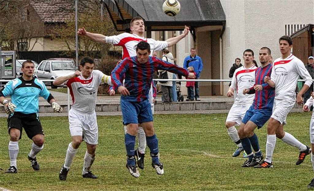 Im Ligaduell vor gut zwei Wochen hatte die SG Ölbronn-Dürrn (in Weiß) mit 2:1 knapp die Nase vorn. Foto: Eigner
