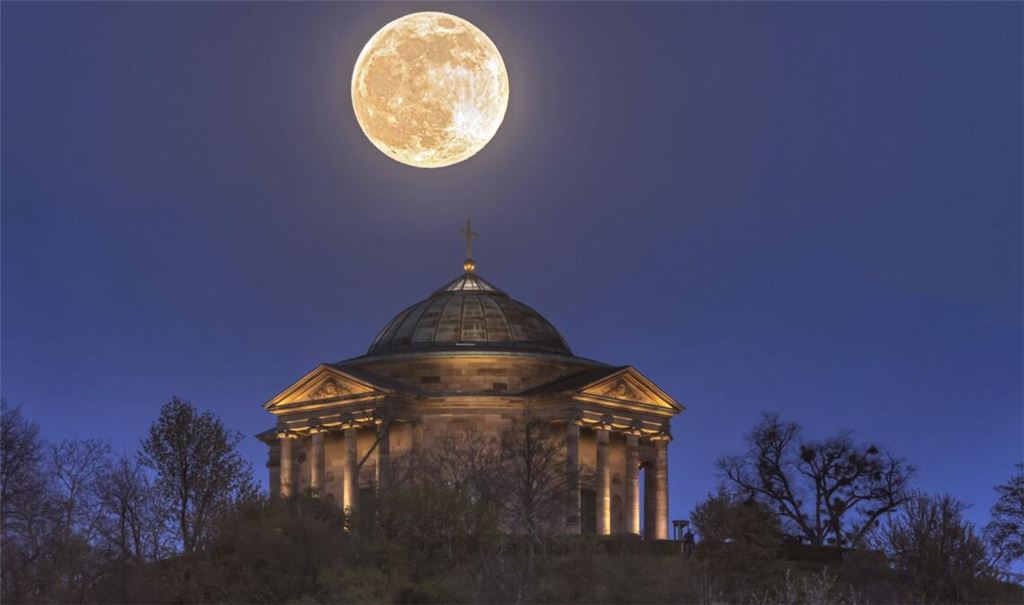 Im Mai zeigt sich ein seltener „Blue Moon“, bei dem der Vollmond zweimal innerhalb eines Monats erscheint (Symbolfoto).