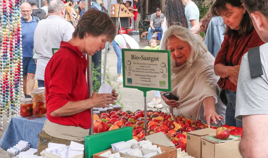 „0815 gibt’s net“ Im Maulbronner Klosterhof bietet der Kräuter- und Erntemarkt eine Fülle von Einkaufsmöglichkeiten und Inspirationen, etwa bei Alexander Hasenauer (re.). Fotos: Weber