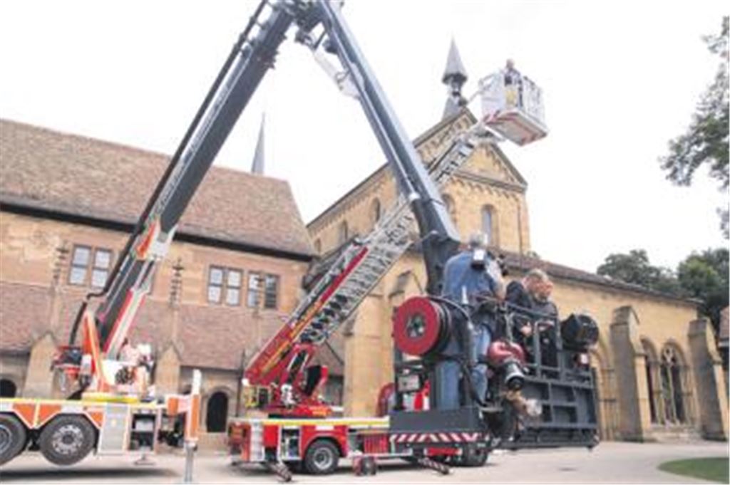 Im Maulbronner Klosterhof ist gestern ein High-Tech-Rettungsgerät der Werksfeuerwehr Mercedes-Benz, Werk Gaggenau, vorgestellt worden. Damit ist eine Höhe von bis zu 42 Metern zu erreichen. Daneben die Mühlacker Drehleiter, die 23 Meter Höhe schafft.
Foto: Franz
