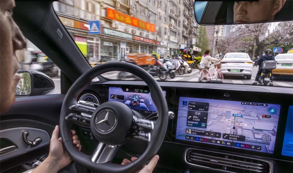 Im Mercedes CLA durch Peking: Die Hände sind immer griffbereit – denn bei Level 2 trägt noch immer der Fahrer die Verantwortung. Das ist auch auf chinesischen Straßen so.