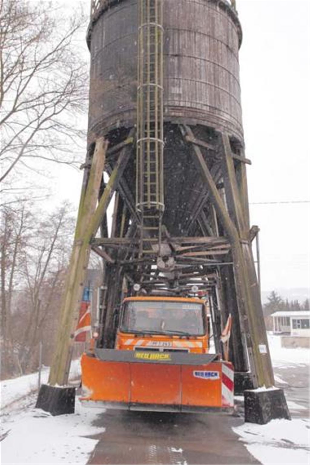 Im Mühlacker Bauhof stehen drei Salzsilos mit jeweils 90 Tonnen Kapazität. Doch nur eines ist gefüllt. Die Streufahrzeuge fahren unter die Silos, um Streugut aufzunehmen. Foto: Franz
