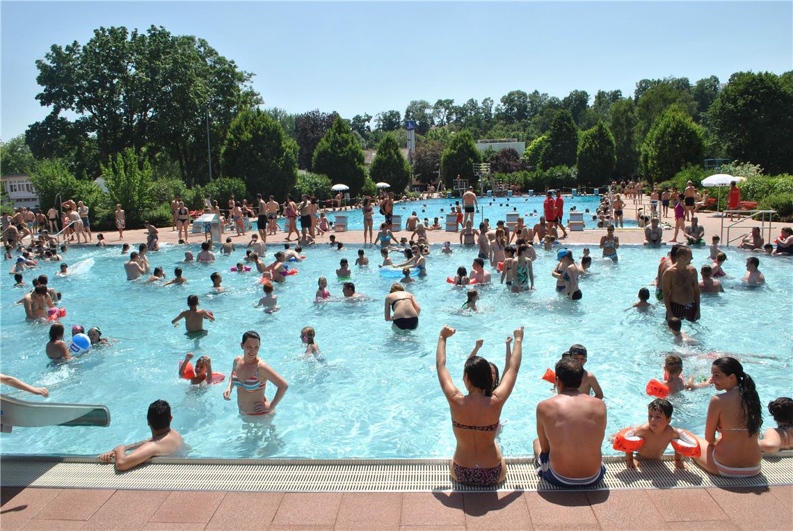 Im Mühlacker Freibad herrschte am Pfingstwochenende Hochbetrieb. Foto: Stahlfeld