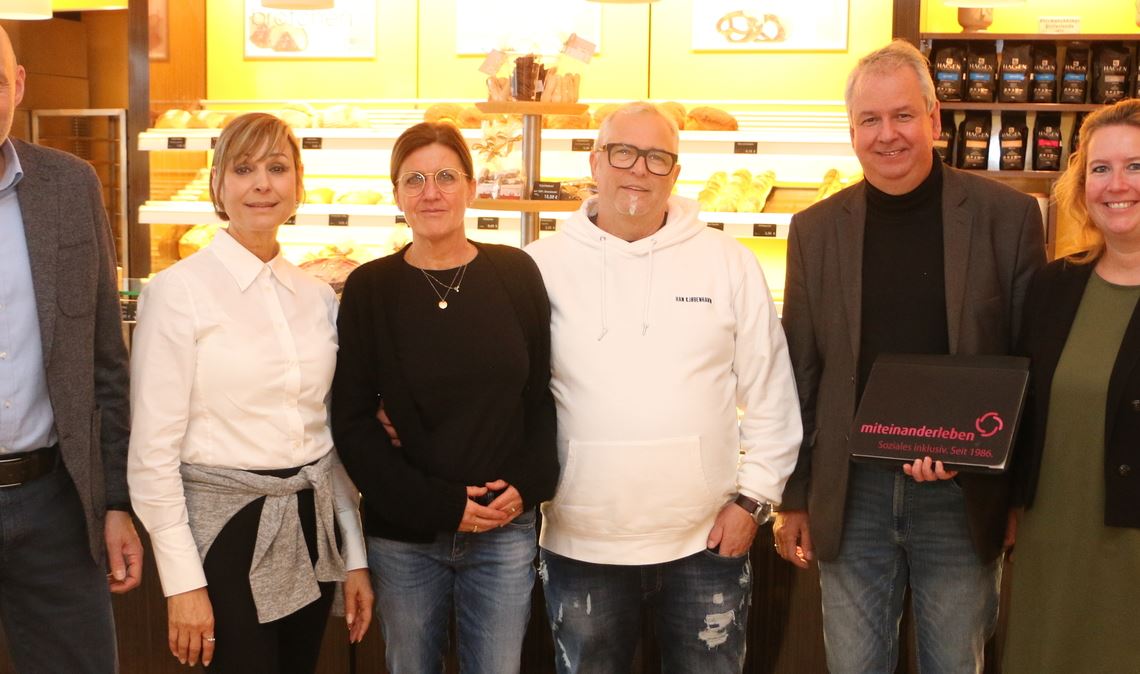 Im Mühlacker Kaufhaus Sämann geht’s mit dem Café 19 weiter. Darüber freuen sich Klaus und Brigitte Sämann (v.li.), Beate und Hans-Dieter Slobodkin als scheidende Betreiber sowie Norbert Bogner und Maren Bieberich von „Miteinanderleben“, die das Geschäft mit einem erweiterten Angebot in eine erfolgreiche Zukunft führen wollen. Fotos: Disselhoff