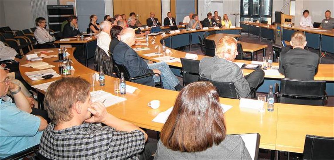 Im Mühlacker Ratssaal tauschen sich Personalchefs und Betriebsräte über Qualifikationsmöglichkeiten von Mitarbeitern aus. Foto: Kollros