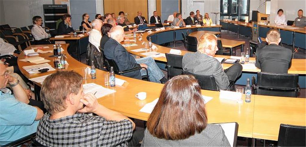 Im Mühlacker Ratssaal tauschen sich Personalchefs und Betriebsräte über Qualifikationsmöglichkeiten von Mitarbeitern aus. Foto: Kollros
