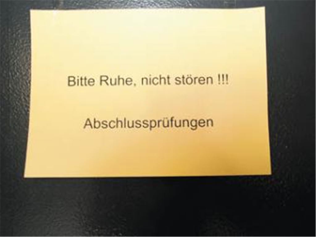 Im Mühlacker Uhlandbausaal brüten Schillerschüler über ihren Aufgaben. Insgesamt starten 44 Neunt- und 21 Zehntklässler der Schillerschule in die schriftlichen Prüfungen. Archivfoto: Becker