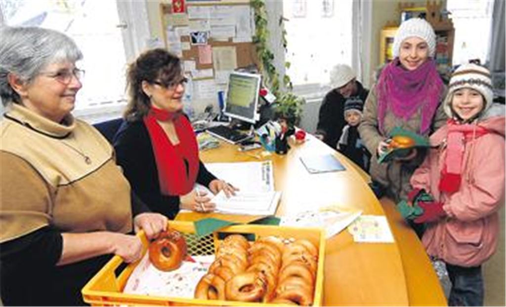 Im Mühlhäuser Rathaus duftets wie in einer Backstube. Else Gayer und Sandra Knies (v.li.) geben an Kinder und ältere ledige Mühlhäuser die traditionellen Neujahrsringle aus.
Foto: Kollros
