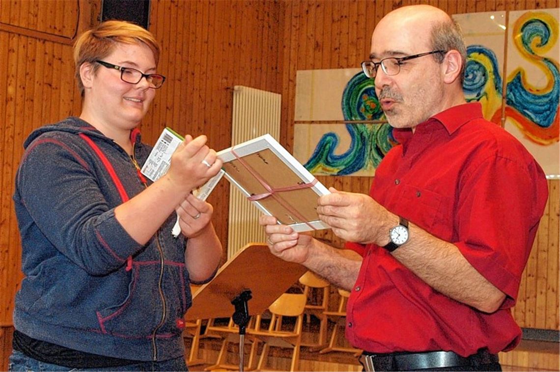 Im Namen der Schüler dankt Schulsprecherin Lara Schweikert dem scheidenden Rektor. Foto: Appich