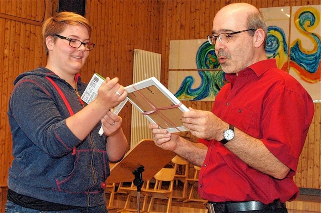 Im Namen der Schüler dankt Schulsprecherin Lara Schweikert dem scheidenden Rektor. Foto: Appich
