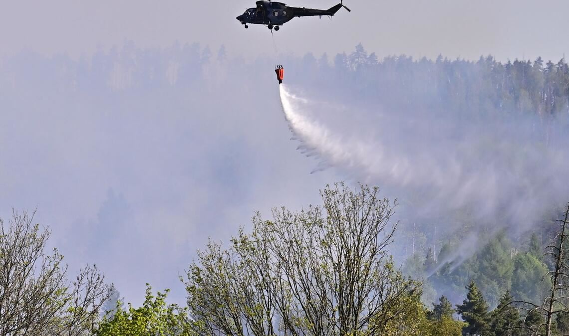 Im Nationalpark Böhmische Schweiz kämpft man mit Hilfe von Hubschraubern gegen die Flammen. Bald soll es aber regnen.