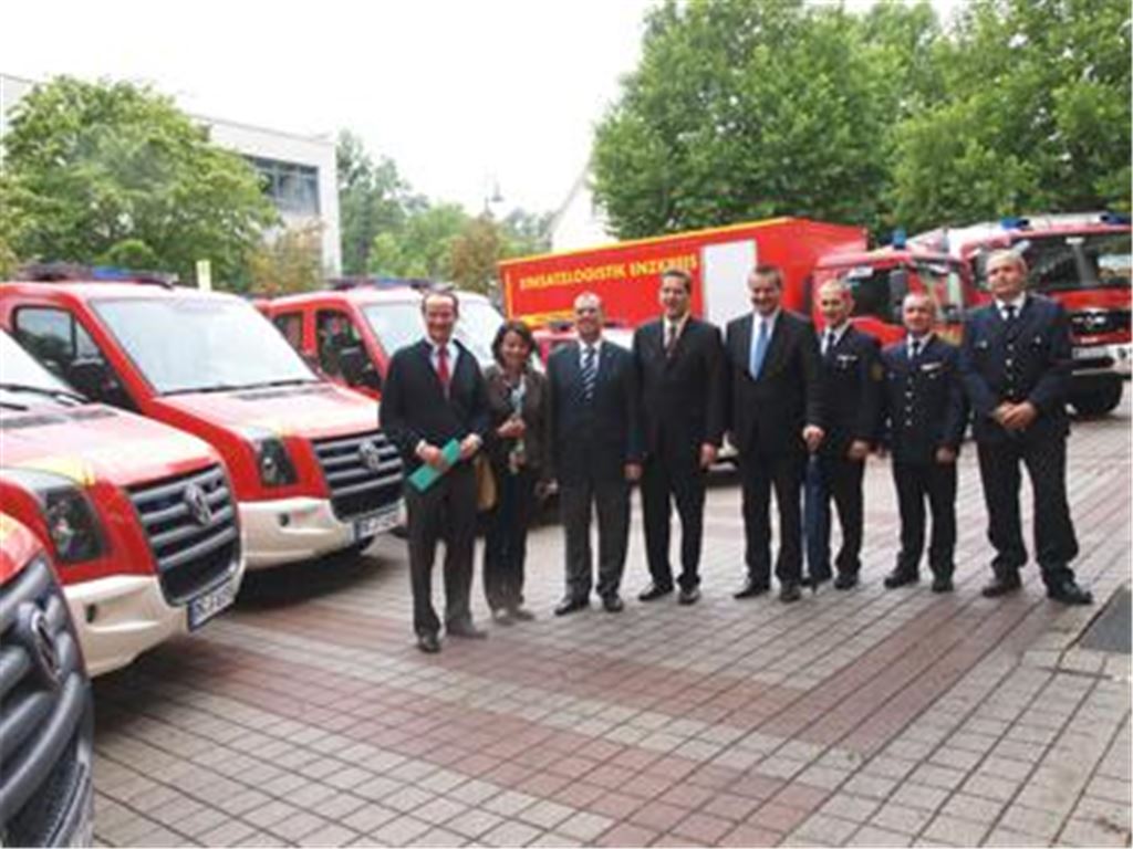 Im Nieselregen übergeben Gunter Krichbaum, Viktoria Schmid, Frank Schneider, Erik Schweikert, Hans-Ulrich Rülke, Jürgen Link und Christian Spielvogel (v. li.) die neuen Fahrzeuge an den Feuerwehrkommandanten Ralph Keipp (2. v. re.) Foto: Appich