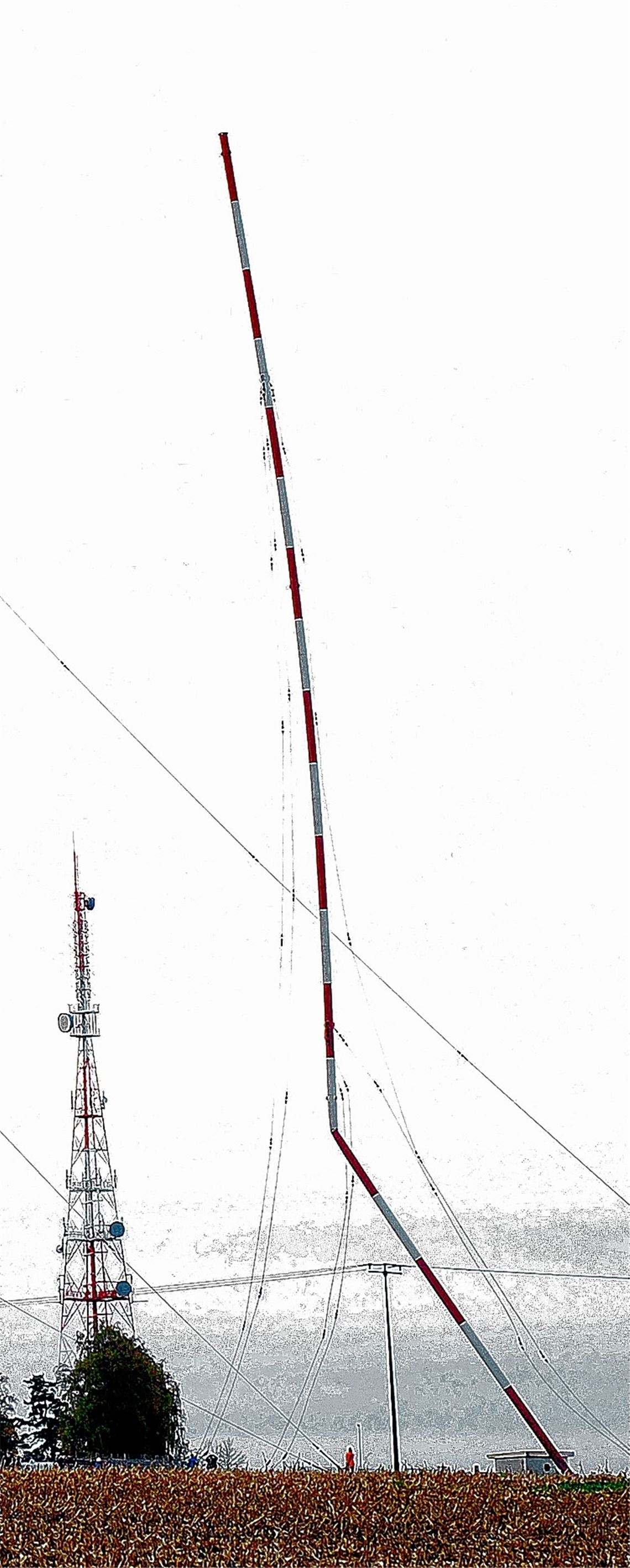 Im November 2013 fällt der kleinere, 130 Meter hohe Mast – und nach dem Beschluss des Gemeinderats stellt sich die Frage: Erleidet der große Bruder dasselbe Schicksal?Archivfoto: Fotomoment