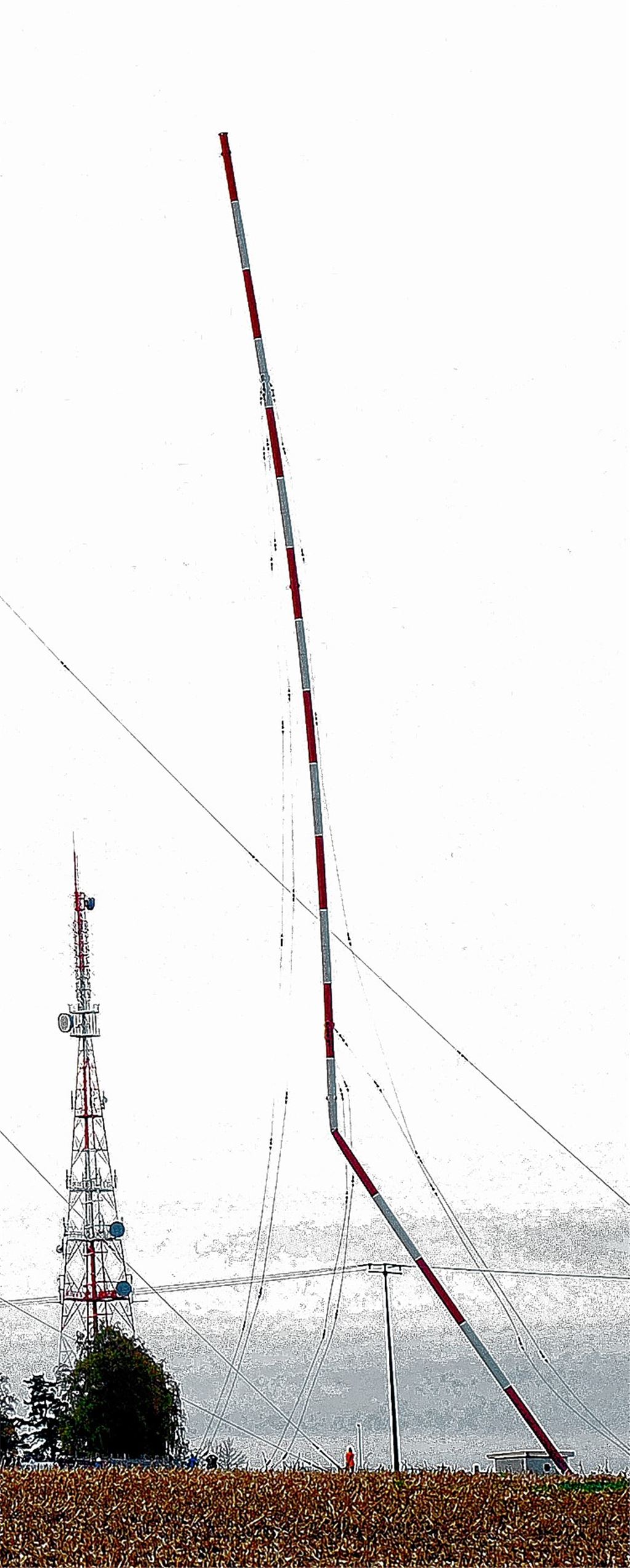 Im November 2013 fällt der kleinere, 130 Meter hohe Mast – und nach dem Beschluss des Gemeinderats stellt sich die Frage: Erleidet der große Bruder dasselbe Schicksal?Archivfoto: Fotomoment