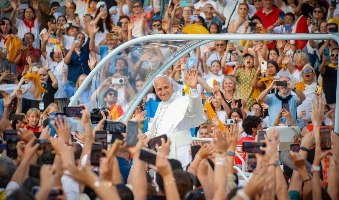 Im Olympiastadion von Barcelona  feierte Papst Leo XIV. mit Zehntausenden Gläubigen einen Abendgottesdienst.
