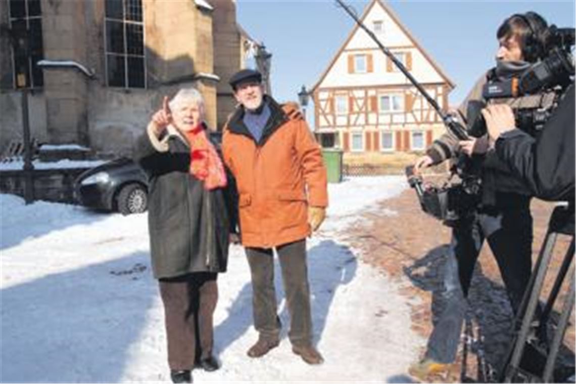 Im Ortskern lässt sich der SWR-Moderator und -Redakteur Thomas Klinghammer von Marie-Luise Jaggy in die Geheimnisse der Knittlinger Geschichte einweihen.
Foto: Becker