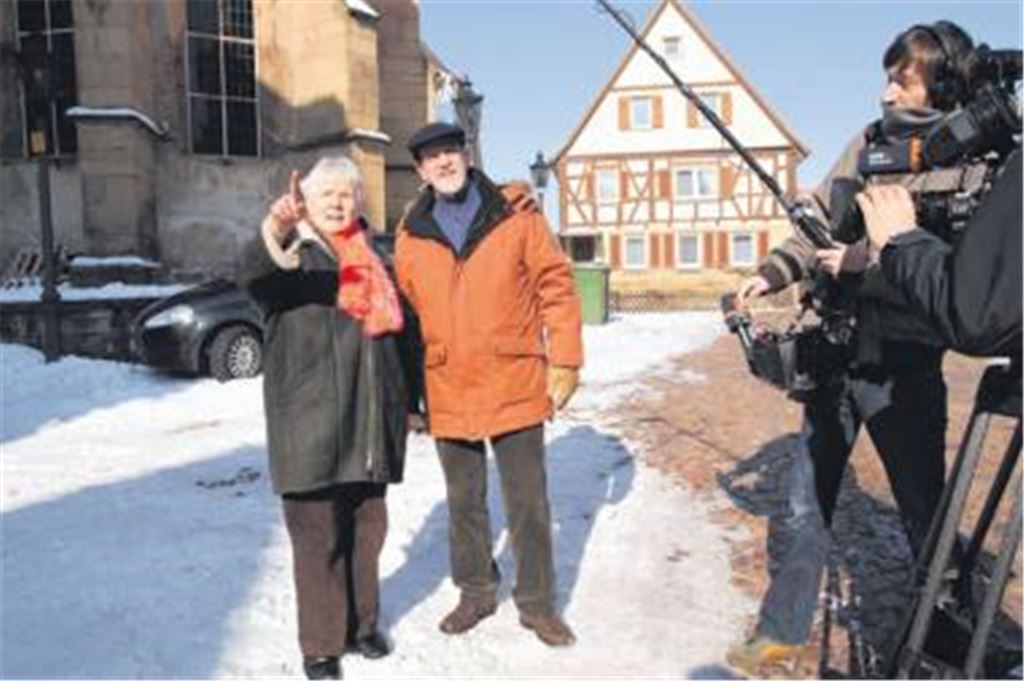 Im Ortskern lässt sich der SWR-Moderator und -Redakteur Thomas Klinghammer von Marie-Luise Jaggy in die Geheimnisse der Knittlinger Geschichte einweihen.
Foto: Becker